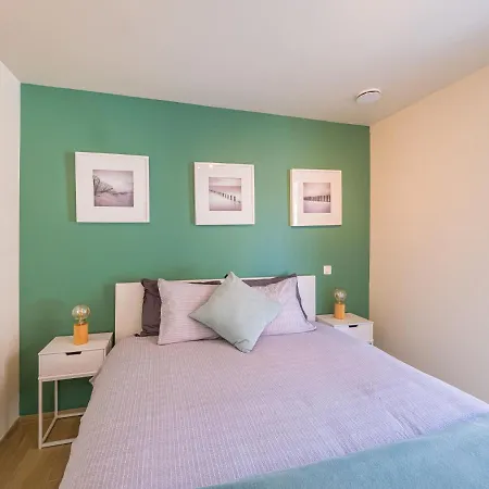 Apartman Modern Within Walking Distance Of The Se