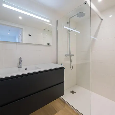 Апартаменты Modern Within Walking Distance Of The Se *